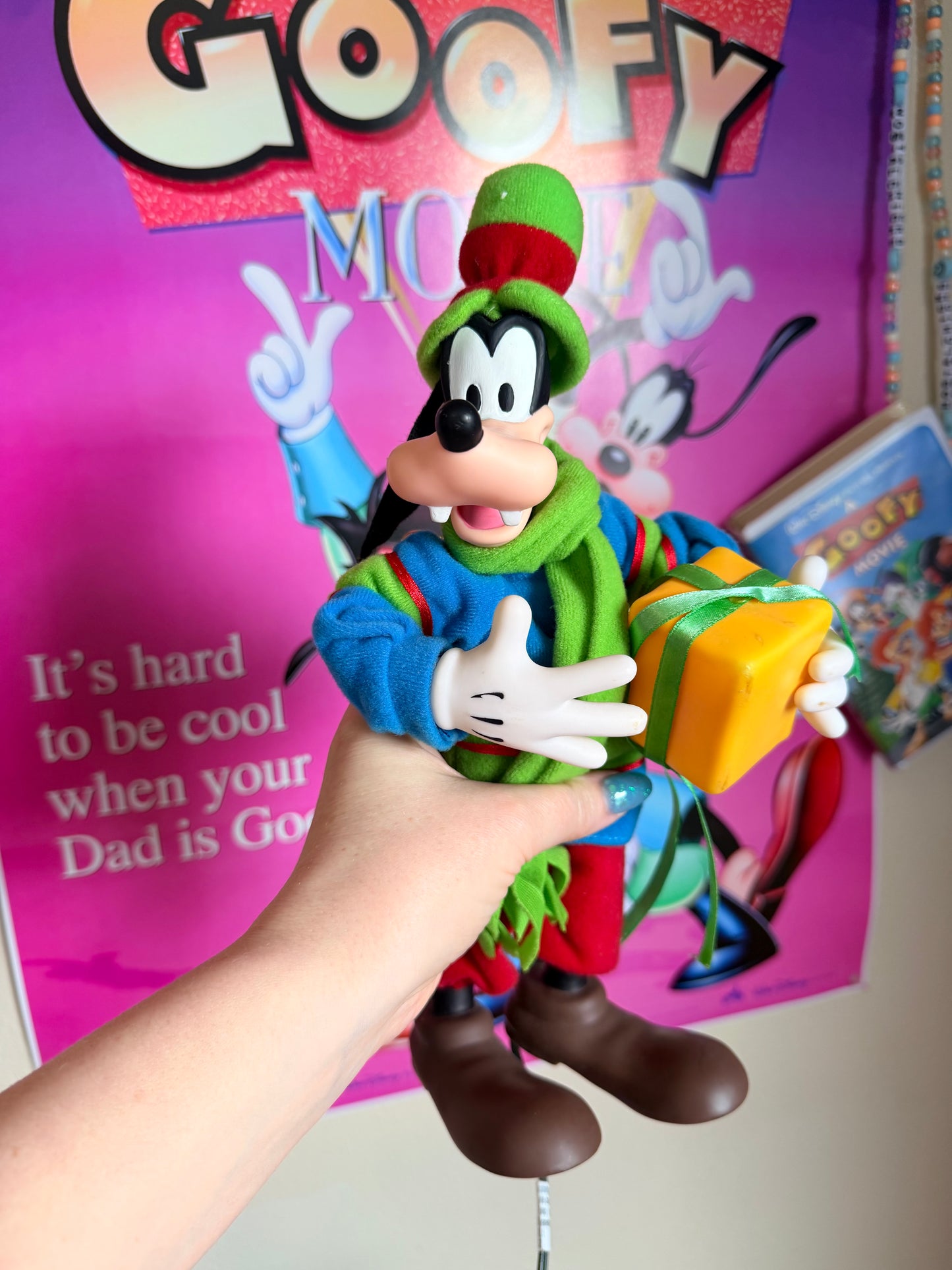 Goofy Christmas motion figurine