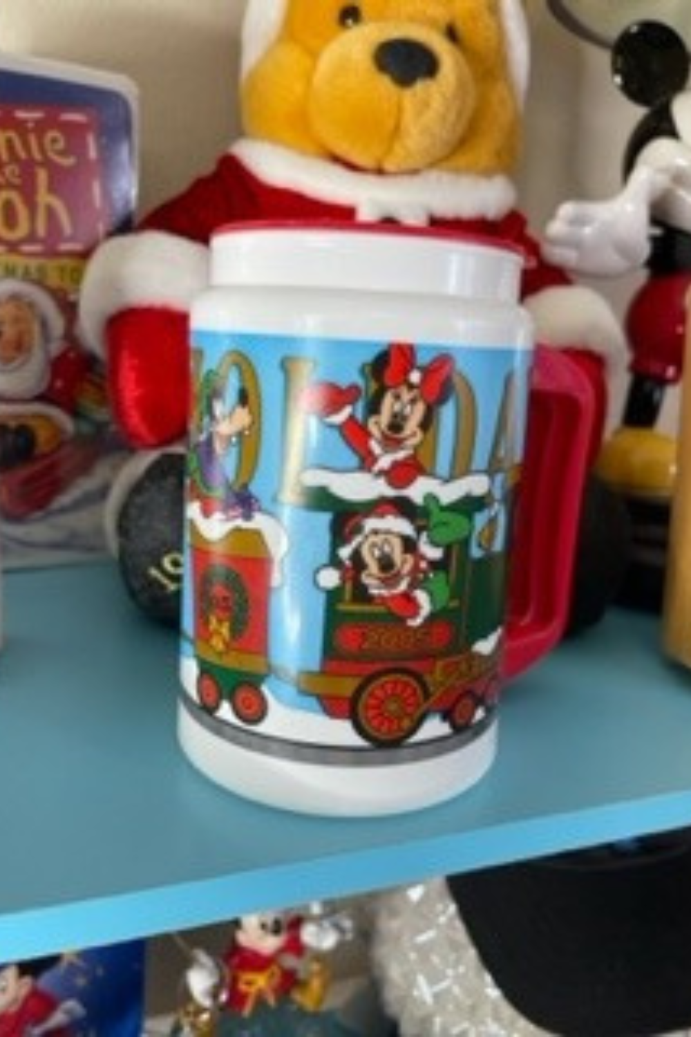 2005 DISNEY HOLIDAY MUG