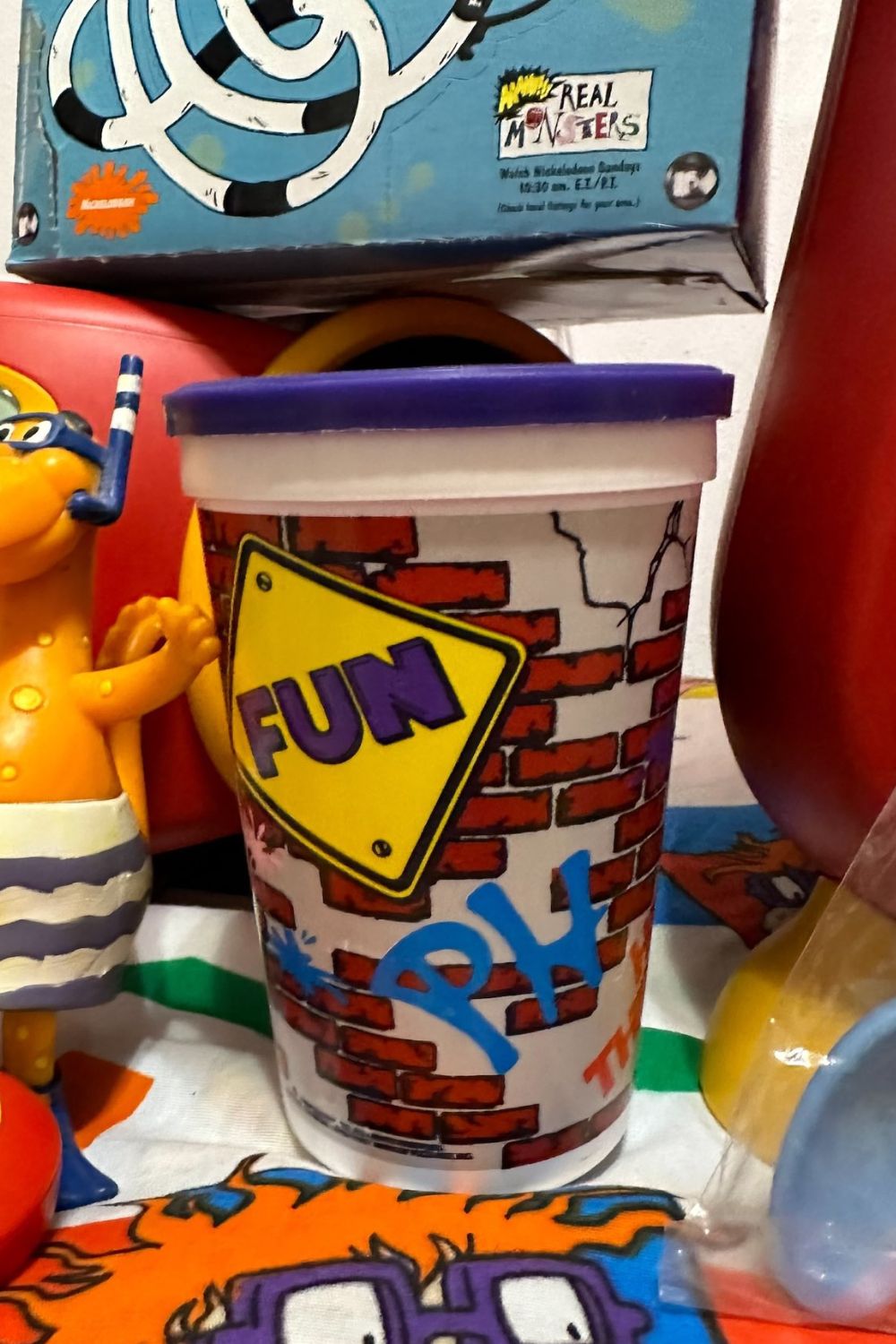 VINTAGE 1992 PIZZA HUT PLASTIC KID'S CUP HIT THE HUT GRAFFITI BRICK WALL (BLUE)*