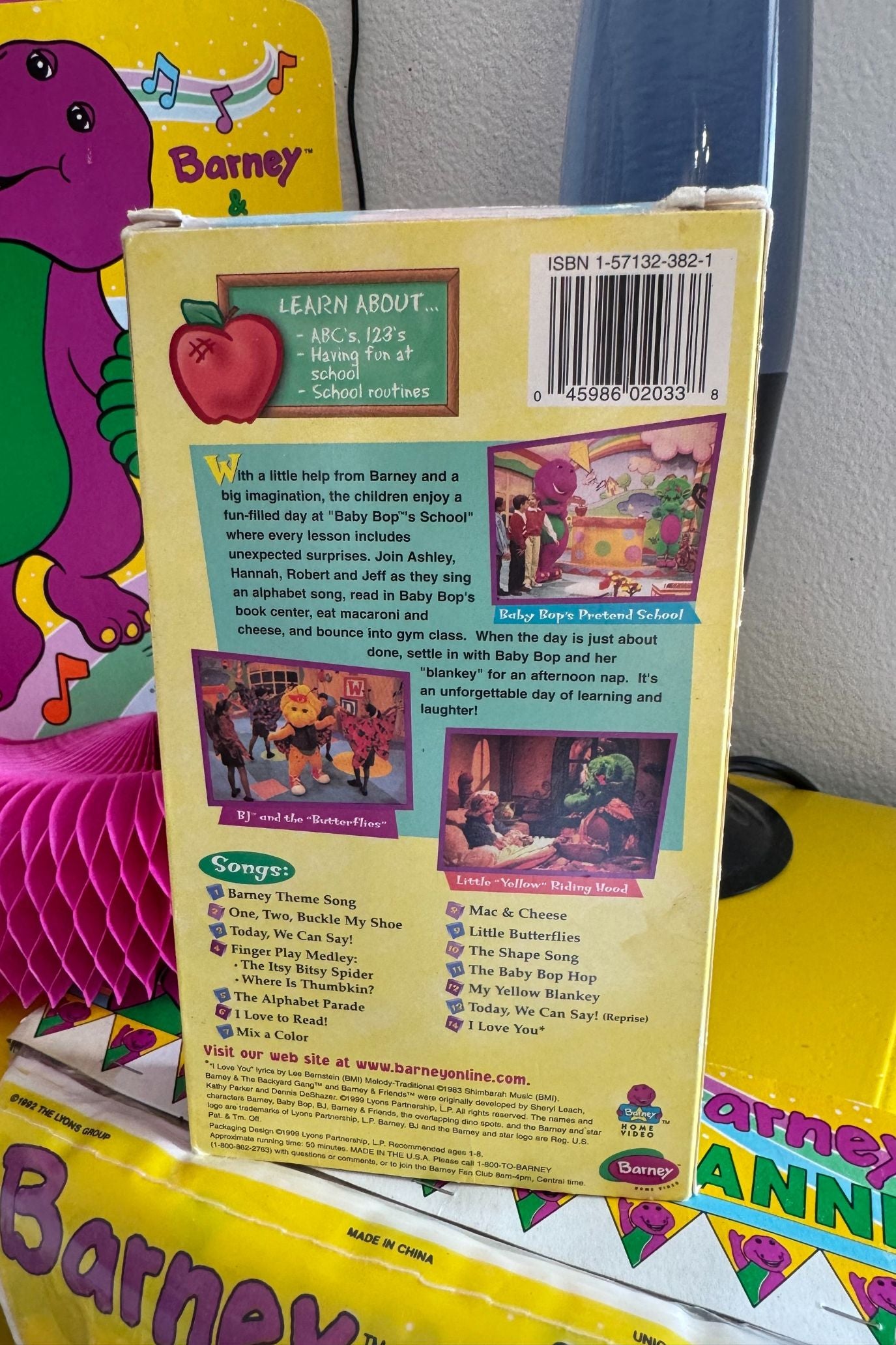 BARNEY LET’A PLAY SCHOOL VHS*