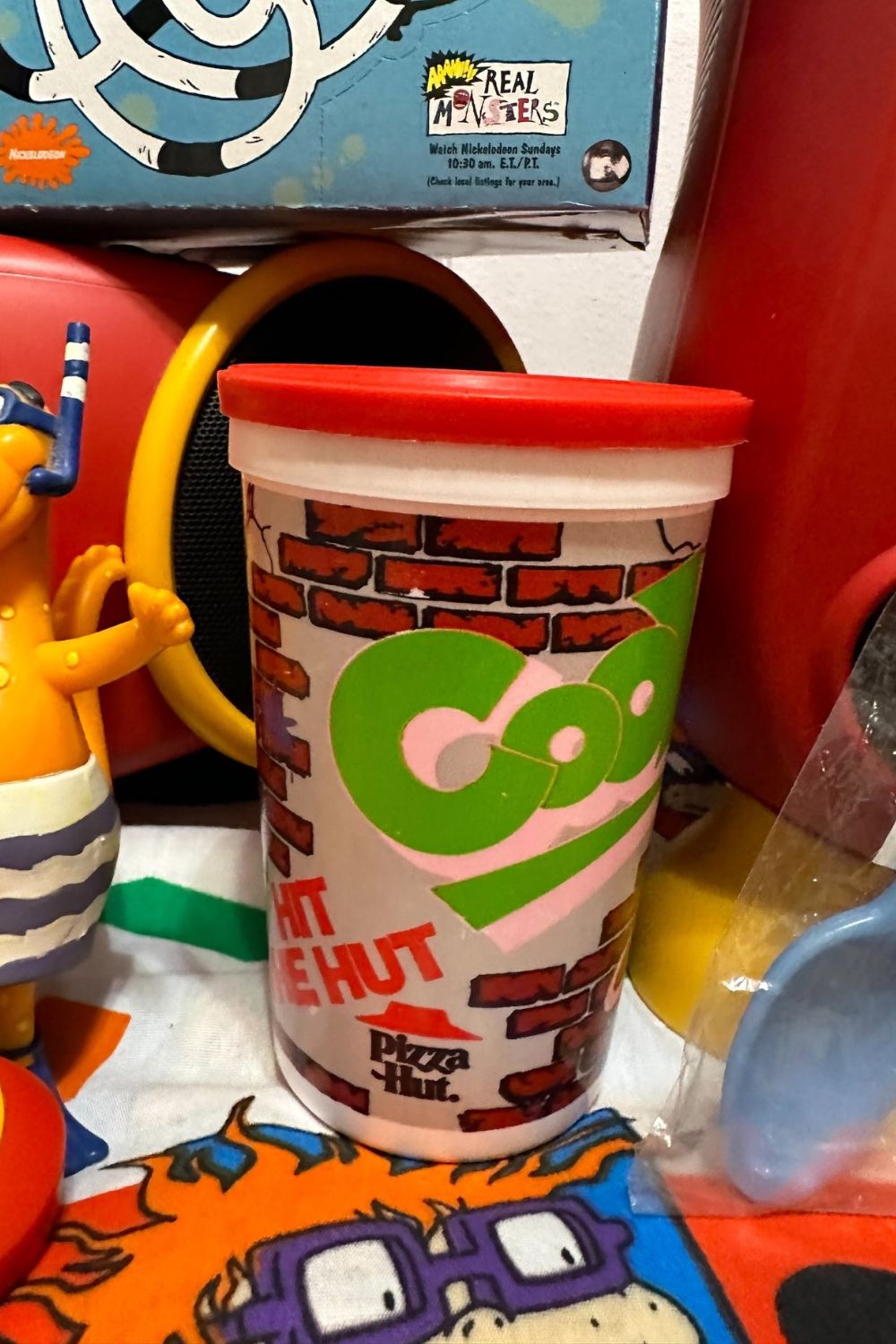 VINTAGE 1992 PIZZA HUT PLASTIC KID'S CUP HIT THE HUT GRAFFITI BRICK WALL (RED)*