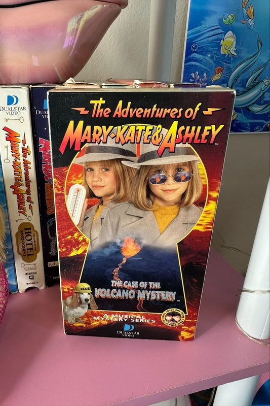 THE ADVENTURES OF MARY-KATE & ASHLEY: THE CASE OF THE VOLCANO MYSTERY VHS*