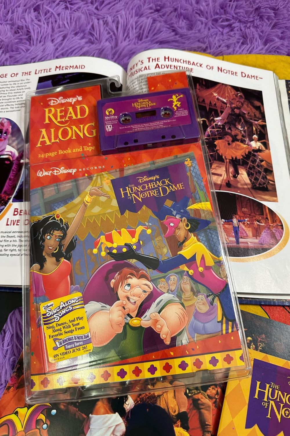 THE HUNCHBACK OF NOTRE DAME DISNEY BOOK & CASSETTE TAPE*