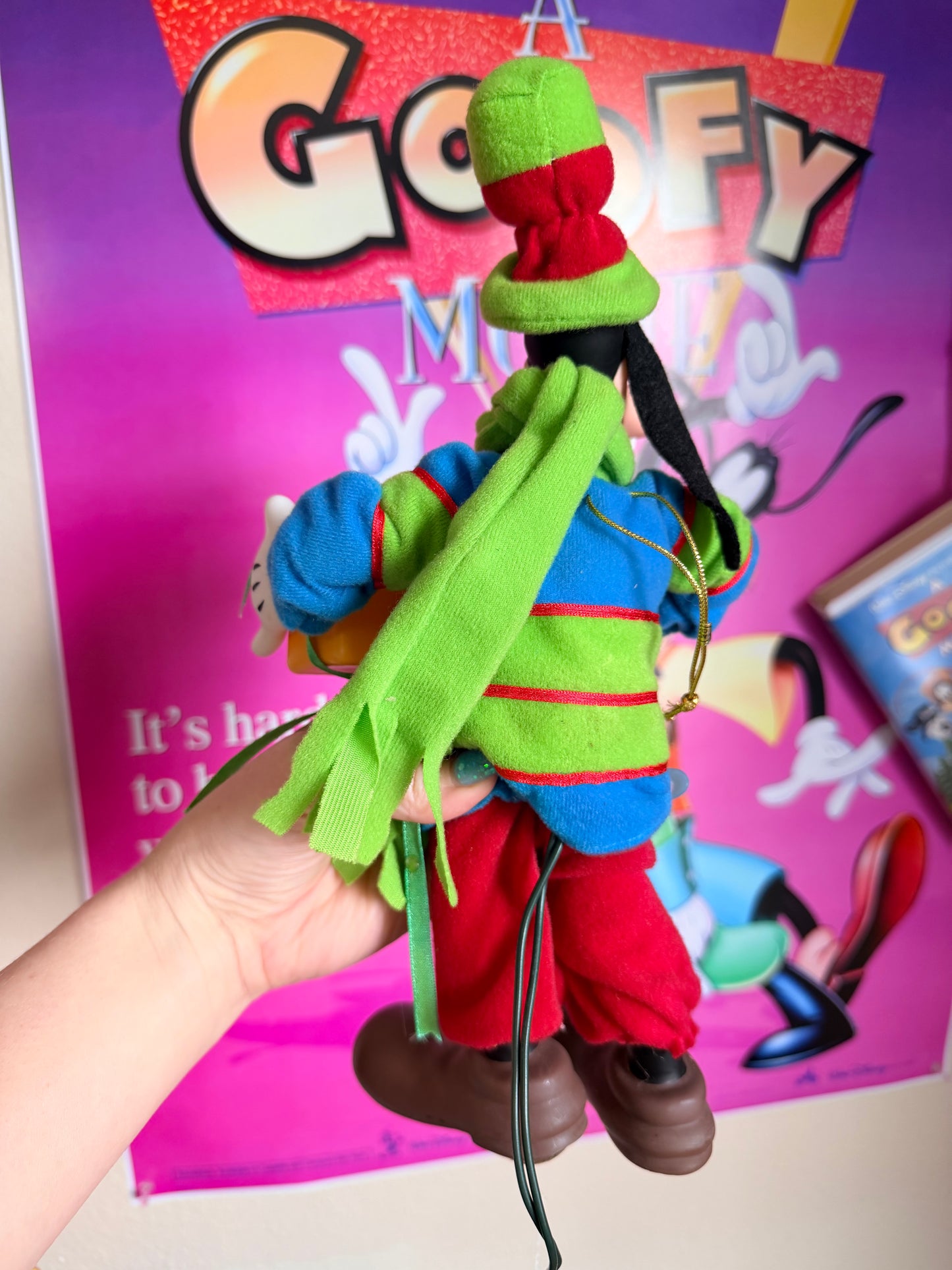 Goofy Christmas motion figurine