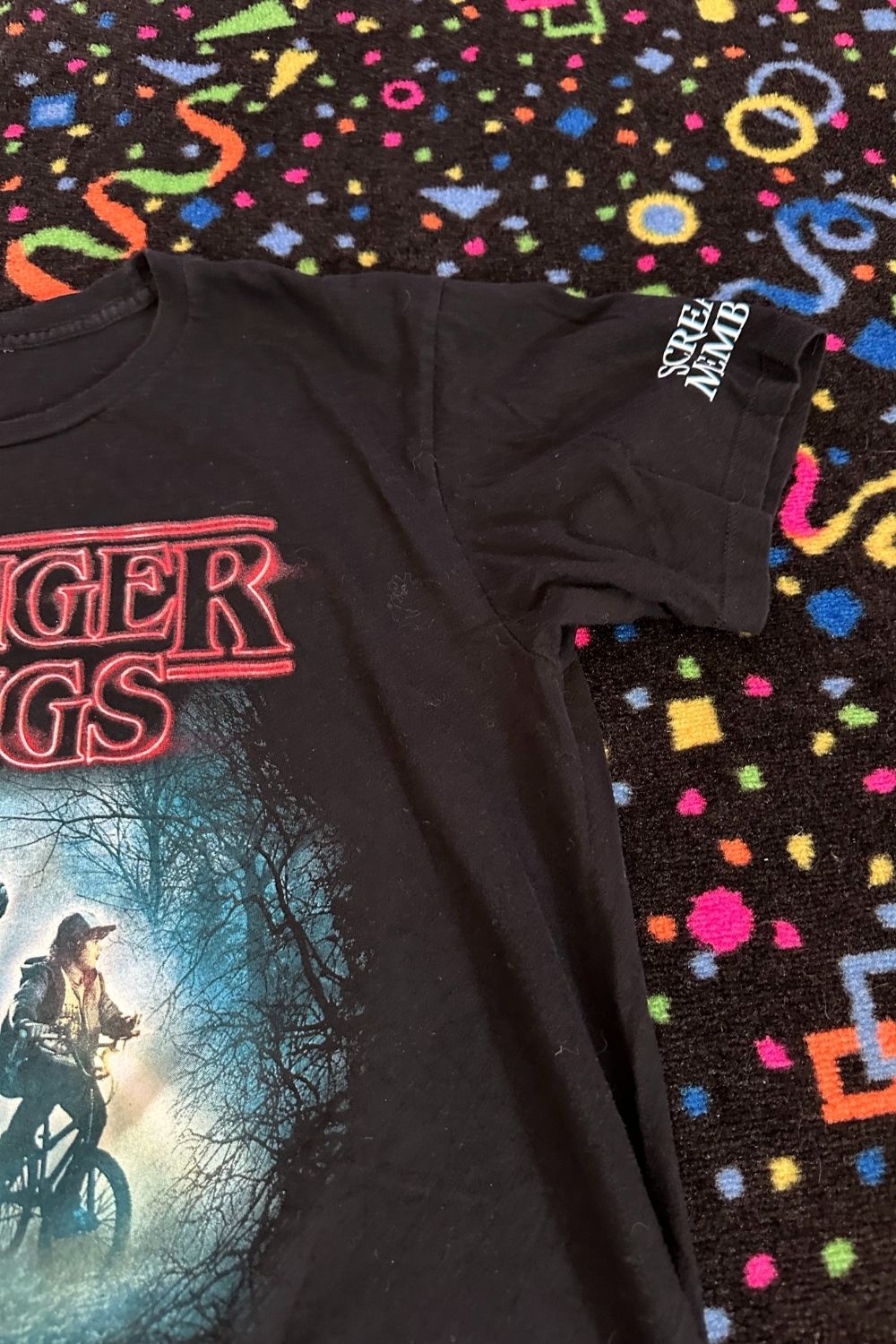 2018 STRANGER THINGS HALLOWEEN HORROR NIGHTS TEE - M*