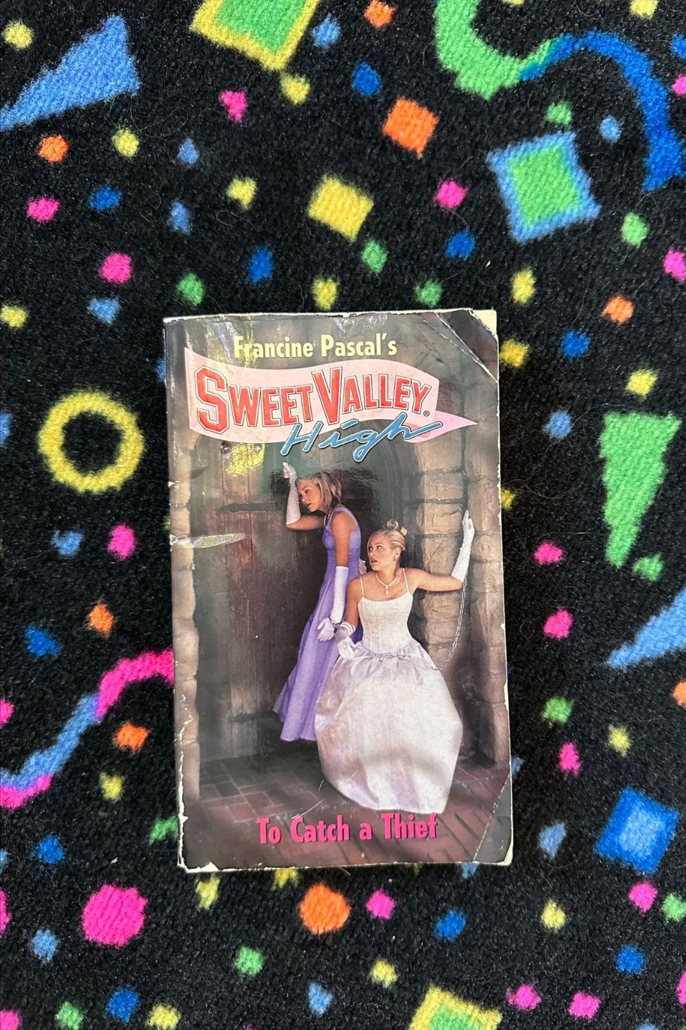 SWEET VALLEY HIGH- "TO CATCH A THIEF" BOOK*