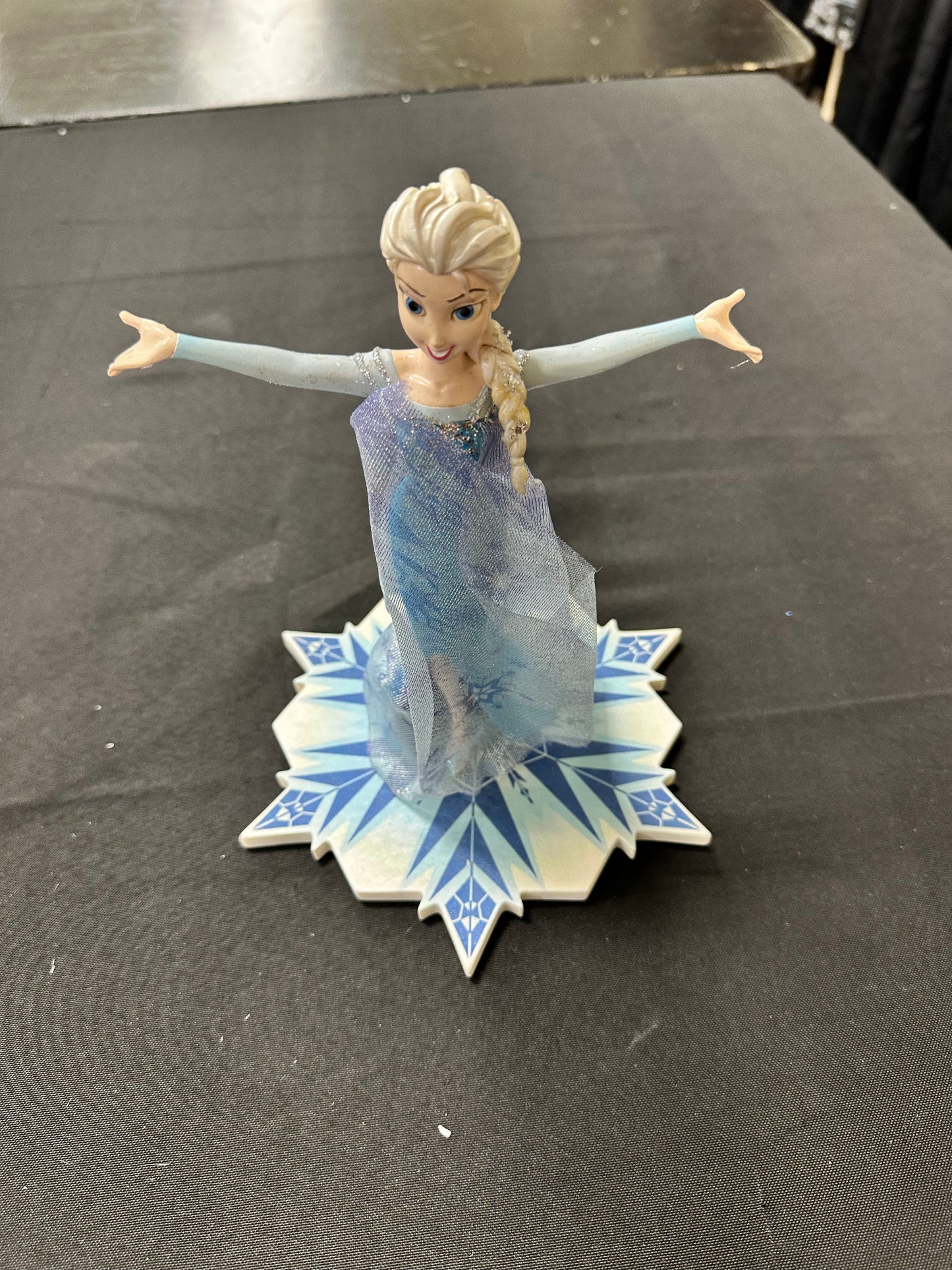 Elsa 9” figurine Disney Parks exclusive