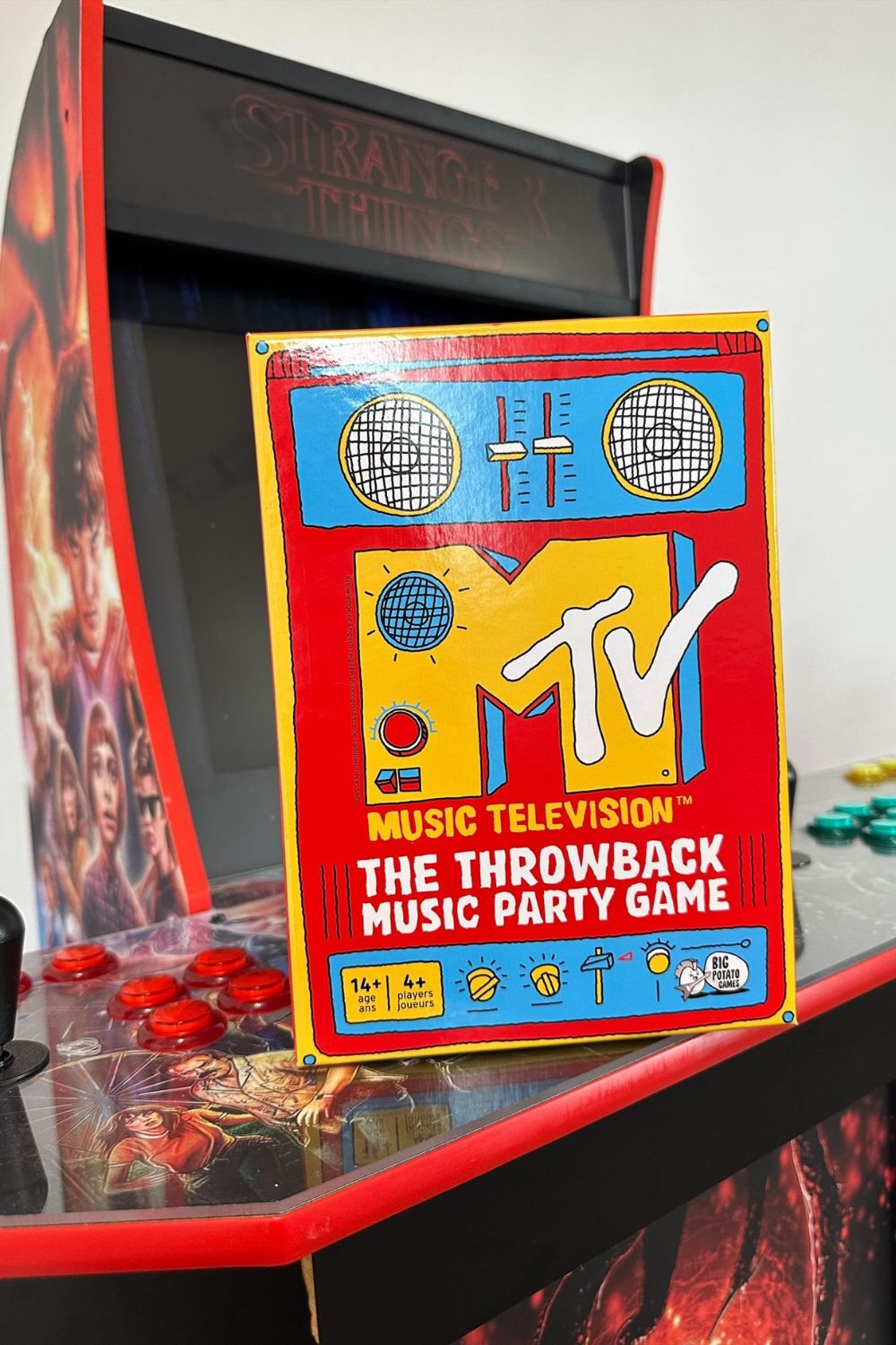 MTV THE THROWBACK MUSIC PARTY GAME - UNOPENED*